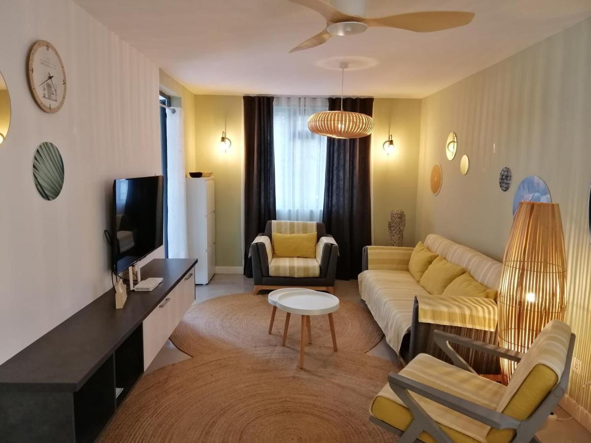 Les Cerisiers - Beach Apartment With Pool, Few Steps To The Beach Flic en Flac Bagian luar foto
