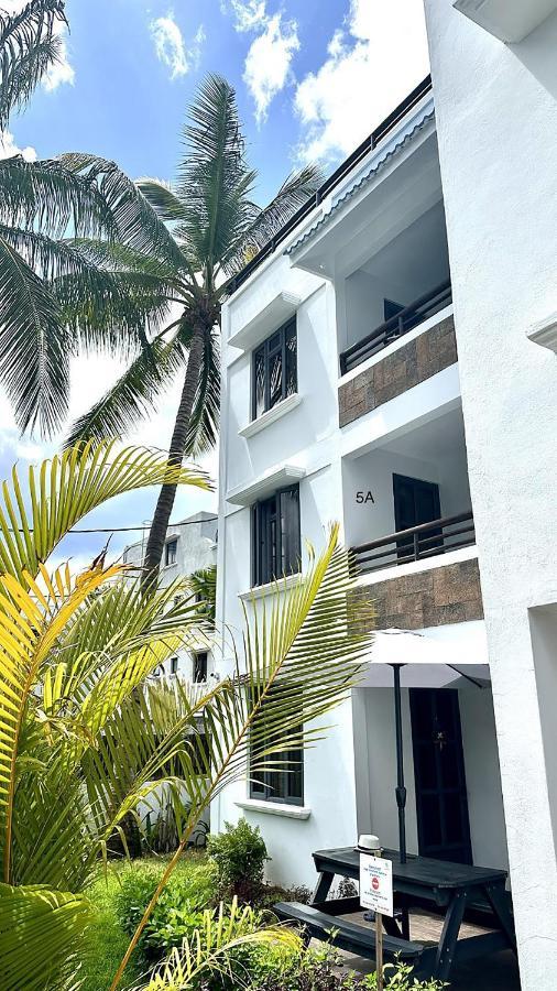 Les Cerisiers - Beach Apartment With Pool, Few Steps To The Beach Flic en Flac Bagian luar foto